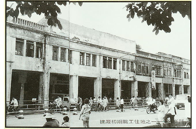 1958年，527名工人從上海等地來到柳州建廠扎根、白手起家，建造了柳工前身“柳州建筑機械制造廠”，標志著柳工正式創建