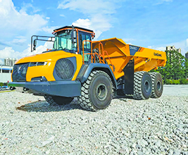 柳工首臺(tái)鉸接式卡車(chē)成功下線