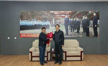 自治區領導慰問柳工技術專家和技能人才