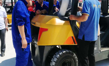 首臺C系列內燃叉車交付東北市場