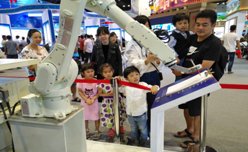 柳工機器人首次亮相自治區科技會展