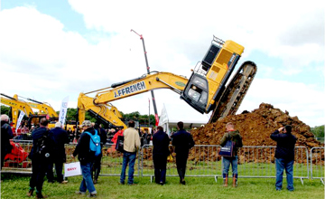 公司大型設(shè)備亮相英國Plantworx展　現(xiàn)場交付首批10臺CLG922E挖掘機(jī)