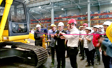 柳工機械加快海外本地化制造步伐　柳工印度工廠第一臺本地化挖掘機下線