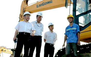 開(kāi)啟柳工環(huán)境產(chǎn)業(yè)新征程 曾光安視察柳州市移動(dòng)式建筑垃圾資源化項(xiàng)目基地