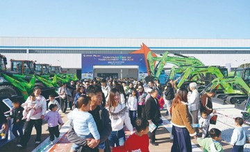 柳工全球客戶節開放日溫情啟幕 三千員工家屬共鑒硬核實力與家文化溫度